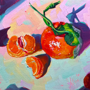 Original 15x15 cm oil painting of a whole tangerine with a green leaf and two peeled segments by Alai Ganuza. Thick, sculptural paint texture on a mint and pink background.